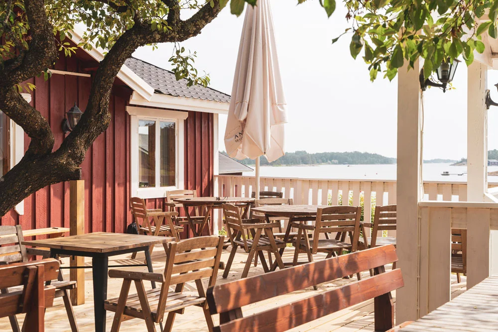 A sunny restaurant terrace in the Finnish archipelago