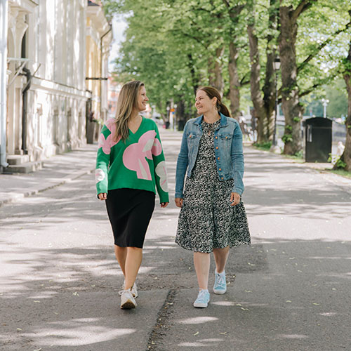 Linda and Satu walking on a street in Turku