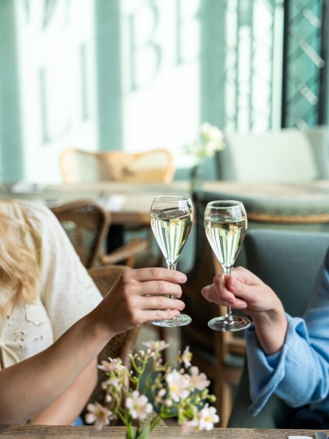 Deliberin kaunis ja kuvauksellinen miljöö inspiroi aina kuvatessa ✨️ 

Viime viikolla kuvattiin Deliberi Hansakorttelin syysmenun annoksia ja juomia.  Kiitos upeiden mallien saatiin kuviin elämää ja rentoa fiilistä 🫶🏼 

Deliberin kauniista sisustuksesta vastaa yrittäjä itse -  Noora Himberg-Rantaeskola 😍 

Mitä tykkäät kuvien tunnelmasta? 

@deliberihansakortteli
@deliberiofficial 

@abocreatives
@eatturku
Abo Creatives
Eat Turku
Mainostoimisto
Ruokakuvaus
Ravintolakuvaus
Valokuvaaja
Turku