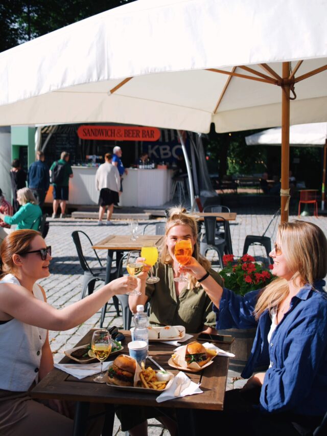 Voisi ehkä kuvitella, että ravintoloiden sisällöntuottajille elämä näyttää vallan tältä 😀🍴📸

Mutta ei laisinkaan. Tällä viikolla varattiin kalenterista aikaa ihan vain sille, että ehdimme vaihtaa kesän kuulumiset, pysähtyä hetkeksi tulevan äärelle, käydä läpi mitä ollaan tehty ja pohtia myös toistemme vahvuuksia.

Tällä kertaa ei katsottu ruokaa linssin läpi, vaan syötiin kaikessa rauhassa. Hanna nappasi nämä kuvat tosin muistoksi – kiitos siitä! 🩷

Elokuu on tuonut mukanaan paljon tilaisuuksia verkostoitumiseen, uuden suunnitteluun ja syksyn hahmottamiseen. Nyt katse onkin jo vahvasti tulevassa – uudella puhdilla ja hyvällä vireellä siis kohti syksyä ✨

Ja ennen kaikkea: kiitos meidän tiimille hienoista tuloksista asiakkaidemme tilien parissa. On ilo tehdä tätä yhdessä! 

Mitä sun elokuuhun kuuluu? ☀️

@abocreatives
@eatturku

Sisällöntuottaja
Eat Turku
Abo Creatives
Ravintola
Turku
Ravintolakuvaaja 
Ruokakuvaaja
Mainostoimisto