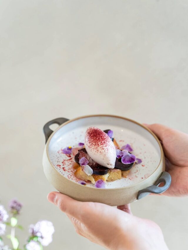 Hotel Nestor on yksi niistä paikoista Turunmaan saaristossa, jonne haluan palata aina uudelleen ✨️ 

Kuvauksia mahtui muutamaan vuoteen useampi, ja nämä ovat otoksia matkan varrelta. 

Nykyään käyn Nestorina asiakkaana, mikä on tietysti aina erilainen kokemus, kuin työkeikka. Ihana päästä välillä nauttimaan näistä maagisista paikoista myös vapaa-ajallaan 🙏🏼 

Lämmin suositus 🫶🏼 Tai onko Nestor jo sulle tuttu paikka? 

@nestorsbackpocket 
@abocreatives

Hotel Nestor
Valokuvaus
Ravintolakuvaaja
Ruokakuvaaja
Abo Creatives
Eat Turku
Mainostoimisto 
Turku