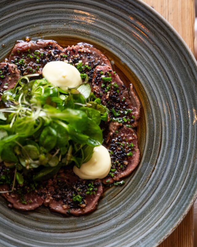 Syksyn aikana on tullut kuvattua monen ravintolan uusien menujen annoksia 🍂 🥗🍝🍕

Päivän ruoka- ja ravintolakuvausvinkkini onkin - anna sesonkien ja vuodenaikojen näkyä kuvaamalla myös miljöötä ja sieltä löytyviä yksityiskohtia. 

Sisältö tuntuu ajankohtaisemmalta seuraajalle ja hän pääsee kiinni ravintolasi tarjoamaan tunnelmaan.🧡 

Tässä kuvattiin @ravintolatinta talvimenun annoksia mallien kanssa ✨️ 

Mikä kuvista on lempparisi 1-10? 😇 

#abocreatives
#eatturku
#ravintolaturku 
#ravintolakuvaaja 
#ruokakuvaaja 
#turku 
#valokuvaajaturku 
#markkinointitoimisto