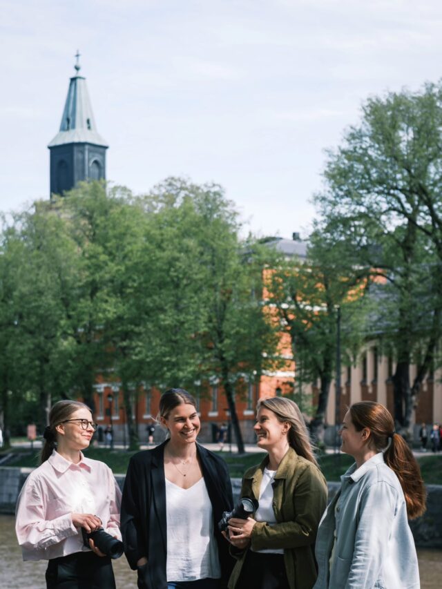 Abon tiimi on kasvanut viimeisen vuoden aikana kahdella jäsenellä - siksi olikin aika oottaa uudet tiimikuvat! 👋🏼

@abocreatives tiimikuvien jälkeen muotokuvat: Satu, Hanna, Lina ja Linda ☀️

Kuvista ja päivästä jäi aurinkoinen fiilis! Iso kiitos jälleen kerran Aarónille @ubuntuproductions.fi kenestä on vuosien varrella tullut yksi läheisimmistä ystävistäni.

Ajatella että mekin tavattiin täällä somessa, verkostoiduttiin ja aika nopeasti huomattiin, että on kuin oltaisiin tunnettu aina. On niin arvokasta, että on yrittäjäystäviä, kenen kanssa voi jakaa myös työasiat ja kaikki yrittäjyyteen liittyvät ajatukset. 

Aaron tekee kuvauksen lisäksi upeita kotisivuja ja graafista suunnittelua. Hän asustelee Korppoossa perheensä kanssa, kauniissa vanhassa talossa maaseudun ympäröimänä. Suosittelen häntä lämpimästi! 
💚

Mitä tykkäät uusista kuvista? 😍

@abocreatives
Abo Creatives
Mainostoimisto
Eat Turku 
Valokuvaaja 
Ruokakuvaus
Yrittäjyys
Naisyrittäjät