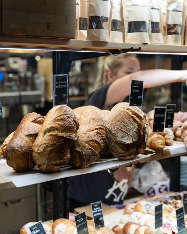 Tajusin juuri, että olen viime aikoina matkustellessa keskittynyt laadukkaiden leipomoiden ja aamupalapaikkojen bongaamiseen. Tämä taitaa siis olla viimeisin villitys omalla kohdalla mitä tulee ruokaan. 😀Entä minkälaisia ruokaelämyksiä sä lähdet hakemaan matkailukohteissa juuri nyt? Kuvia @mleipomo @pieceofcakembakerycafe hallin kuvauksista. Kiva juttutuokio yrittäjän kanssa ja kuvaukselliset tuotteet tekivät tästäkin työpäivästä hauskan ja inspiroivan 💛#abocreatives#eatturku#leipomo#valokuvaajaturku #ruokakuvaaja #ravintolakuvaaja #markkinointitoimisto #turunkauppahalli