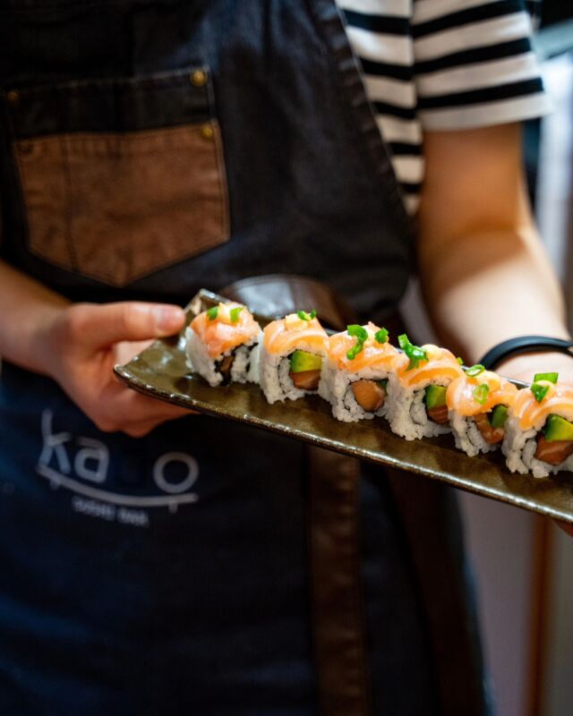 Taisi olla muuten ensimmäinen kerta kun kuvasin sushia 🧐 Kuvat otettu @turunkauppahalli markkinointiin 🍣🥢

Pitkiä lautasia on haastavampi kuvata, ja oikeaa kuvakulmaa voi joutua hakemaan hetken aikaa. 📸

Vinkki! Pyydä kaveria avuksi ja kuvaa annosta toisen käsissä ✔️ 

Mikä on suosikkiruokasi kuvata? 

@kadosushiturku

@abocreatives
#abocreatives
#eatturku 
#valokuvaajaturku 
#mainostoimisto 
#turku