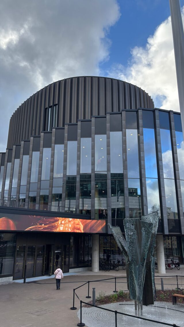 Turun Musiikkitalo Fuuga!🎼✨

Uusi kohtaamispaikka Turun kulttuurirannassa on avannut ovensa tänään maanantaina 26.10.💫

Musiikkitalo Fuuga tuo Aurajoen rantaan uudenlaista kulttuurielämää ja arkkitehtuuria. Fuugasta löytyy kaksi konserttisalia, noin 1300-paikkainen pääsali sekä pienempi Ateljeesali🎶

Fuuga toimii Turun filharmonisen orkesterin uutena kotina, mutta luvassa on paljon muutakin kuin klassista musiikkia. Ohjelmistosta löytyy monipuolisesti eri musiikkityylejä ja tapahtumia✨

Alakerran @ravintolafrida tarjoaa makuelämyksiä viihtyisässä ympäristössä, ja yläkerran @viinibaarifino kattoterasseineen kutsuvat nauttimaan juomista sekä kauniista näkymistä Turun kattojen ja Aurajoen ylle🤩🥂 Kattoterassi tulee olemaan ensi kesän place to be!🌞

Ja kun vieressä sijaitsevat vielä Kaupunginteatteri ja WAM, niin kulttuurin ystäville riittää koettavaa!👏🏻

Nyt pitää tutustua tarkemmin tulevaan konserttiohjelmistoon ja yrittää saada liput💫

Upea ja tervetullut lisä Turun kulttuuri- ja ravintolatarjontaan!💛

@musiikkitalofuuga

#uuttaturussa
#eatturku
#visitturku
#musiikkitalofuuga