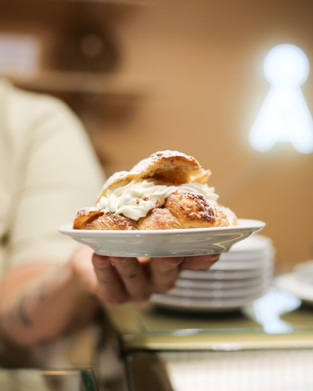 Kun ennen kysyttiin että hillo vai manteli, niin nyt kysytään pulla vai croissant?🥐🍓✨Se on täällä, nimittäinL A S K I A I S S E S O N K I 💃❤️☁️Mums!@bagerio_kauppahalli@bageri_o#eatturku#laskiaispulla#laskiaiscroissant