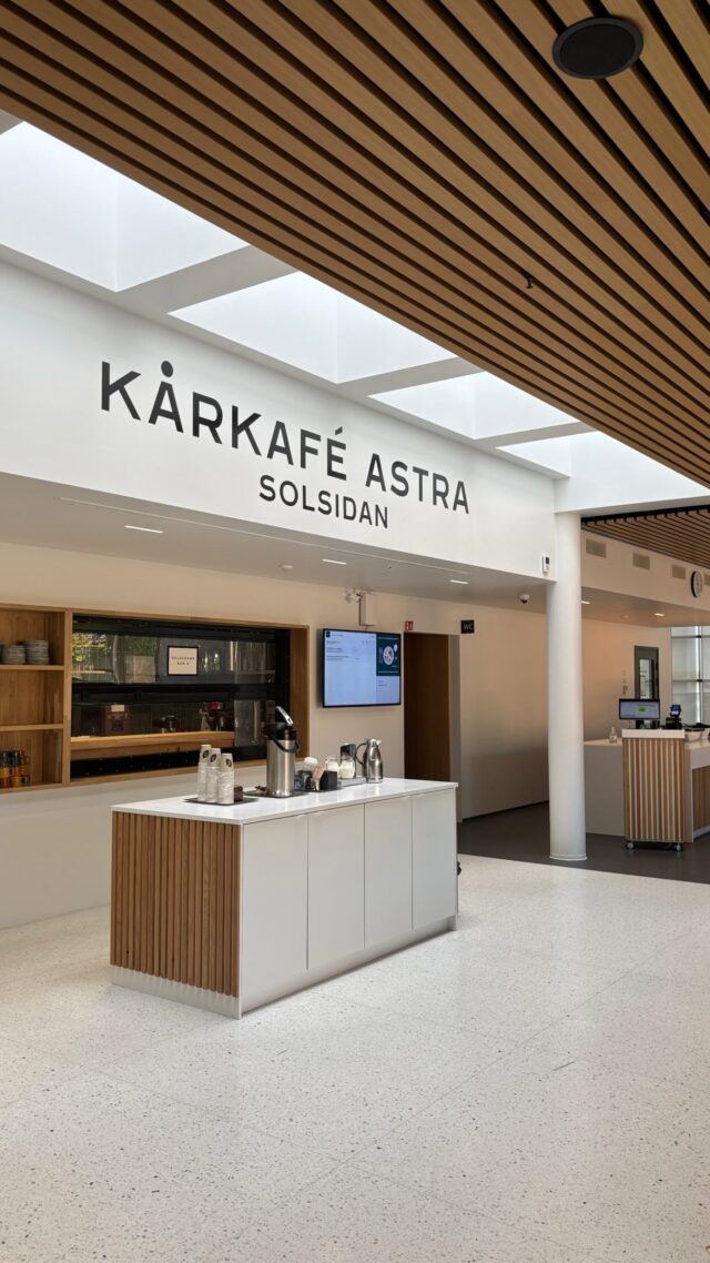 Kaupallinen yhteistyö @karkafeerna ☀️

Siis saako jostain lounasta vielä alle kympillä ilman opiskelija- tai eläkekorttia? No näköjään saa!😍

✨ Turun Tuomiokirkon lähellä, Porthaninkadulla, sijaitsee Åbo Akademin tammikuussa avattu näyttävä rakennus Astra. Astra on muuten valittu Turun vuoden 2025 rakennuskohteeksi👏🏻

✨ Kårkafé Astrassa on kaksi puolta, opiskelijoille suunnattu Galleriet sekä kaikille avoin Solsidan. Lisäksi Astran tiloja (tarjottavien kanssa tai ilman) voi vuokrata erilaisiin tilaisuuksiin @pepparcatering kautta, eli hienot puitteet löytyvät vaikka kokoukselle, juhlalle tai muulle tapahtumalle.

☀️ Solsidanissa tarjoillaan arkisin lounasbuffet 9,90 eurolla! Täällä lounastaakseen ei siis tarvitse olla opiskelija, ovet ovat avoinna ihan kaikille.

☀️ Solsidanin lounaaseen kuuluu salaattipöytä, tuoretta leipää ja toinen linjaston annoksista on aina vegaaninen. Lautaselle saa valita kaikkea ja lisää saa hakea. Lounas sisältää myös kahvin tai teen☕️

Eli jos etsit Turusta hyvää, helppoa ja edullista lounaspaikkaa, laita Kårkafé Astra mieleen!💛

#lounas
#eatturku 
#visitturku
#karkafeerna