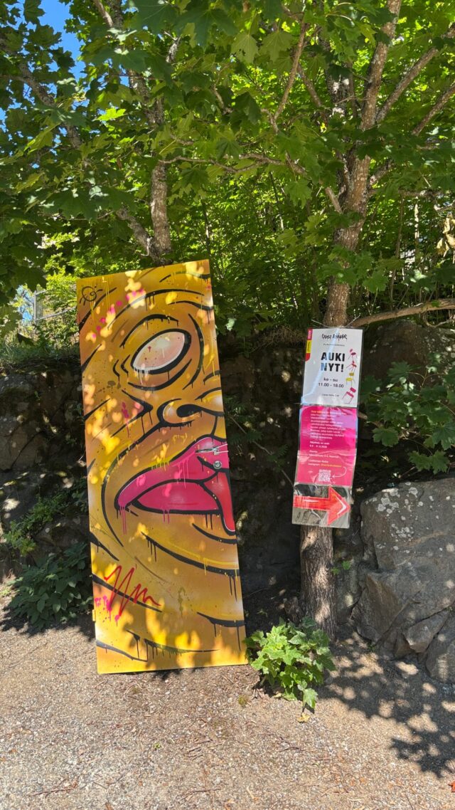 Kesävinkki Naantaliin!🌞

🔸 Uusi käänne -purkutalotaideteos @havityskollektiivi 🛠️

”Uusi käänne on purkutaidenäyttely, joka muuntaa Naantalin kirkon kupeessa sijaitsevan Marianrinteen asuinkompleksin kesän ajaksi valloittavaksi taidegalleriaksi tuoden yhteen useita taiteilijoita, jotka kukin saavat vapaat kädet luoda vanhoista asunnoista näyttäviä tilallisia teoksia. Projekti hyödyntää vanhoilta asukkailta tilaan jääviä kierrätysmateriaaleja sekä tarjoaa mahdollisuuden paikallisille yrityksille ja asukkaille lahjoittaa omaa “roskaansa”, joka muuttuu taitavien käsien avulla taiteeksi kulttuurikokemuksen näyttämöllä. Näyttely on toteutettu yhteistyössä Naantalin kaupungin kanssa.”
- Visit Naantali

Tämä vanhusten asuin- ja palvelutalona toiminut kiinteistö siis puretaan ja paikalle on suunniteltu kylpylä.

🔸 Näyttely on auki 31.8. asti.

🔸 Kesäkuun aukioloajat ke-su 11-18. Ja tänään 16.7. Naantalin Taiteiden yönä paikka on poikkeuksellisesti kierrettävissä kello 20 asti.

🔸 Liput aikuinen 7,50€ ja lapset alle 12v ilmaiseksi vanhemman seurassa.

Tiesitkö tästä?👀

Psst! Ja ennen tai jälkeen kannattaa tietty käydä nauttimassa Naantalin ravintolatarjonnasta🙌🏻 Meidän valinta oli tänään @450_quattrocentocinquanta 🍕🥗